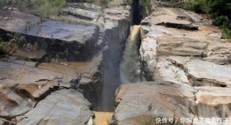 世界唯一裂缝国界线?将中国与越南完美分开,堪称世界一绝!