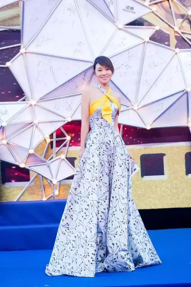 闫妮这薄纱穿的太紧了！身材曲线一览无余，网友：看到了不该看的