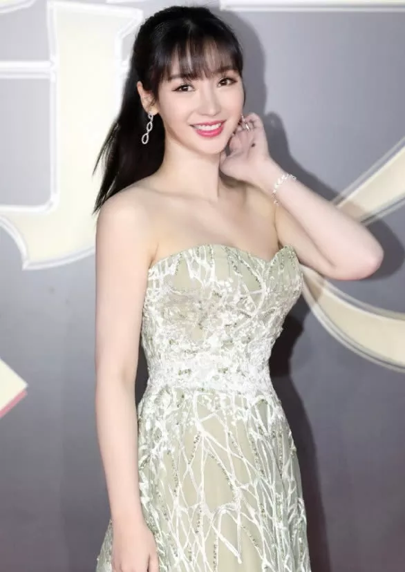 柳岩穿黑裙大秀完美身材，却被脚上的刺青抢镜，脚踝是真粗啊！