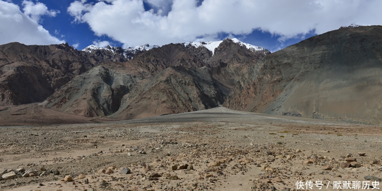 天路零公里出发,一小时海拔升高3000米,昆仑山脸色好严肃