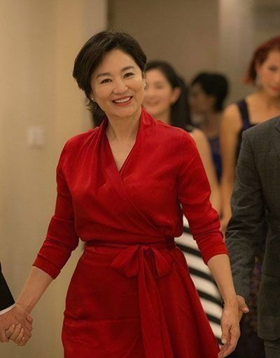  「漂亮」林青霞老了一样优雅，穿格纹裙高贵大方，笑出皱纹也漂亮！