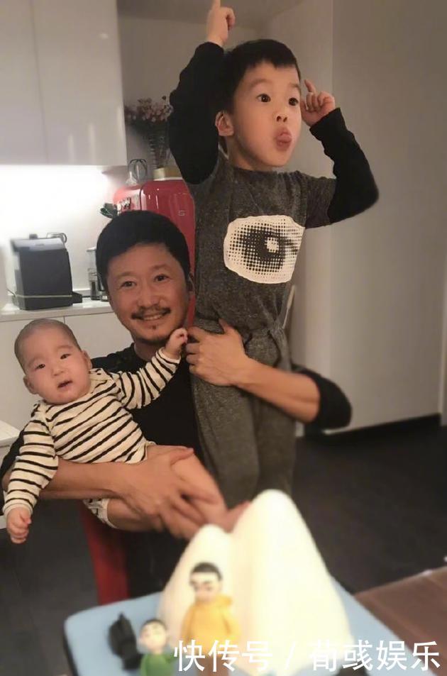和谢楠@吴京罕晒宅家日常，裹棉被扮大象逗儿子开心，俩儿子表情反差太大