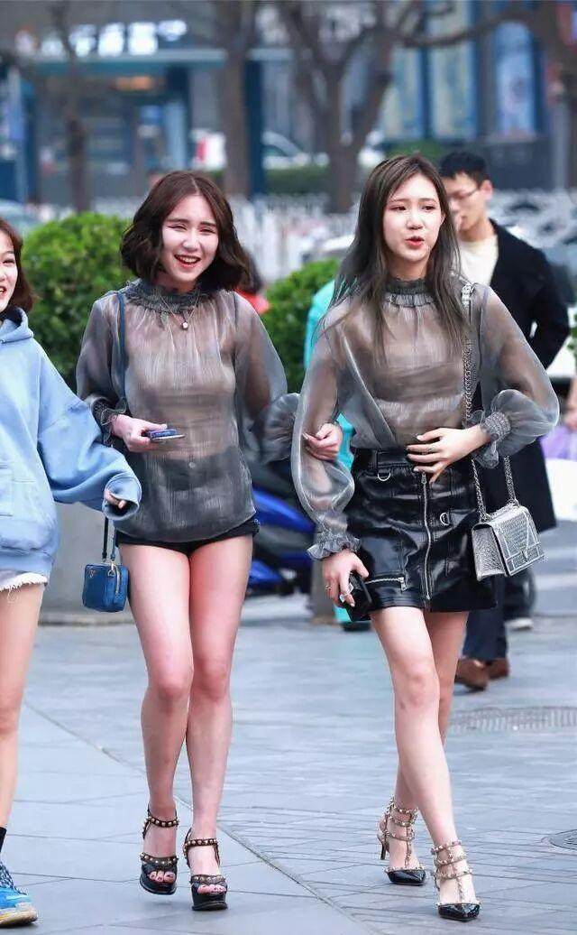 街拍: 图5姐妹花半透明网纱衣, 让你有征服她们的想法吗