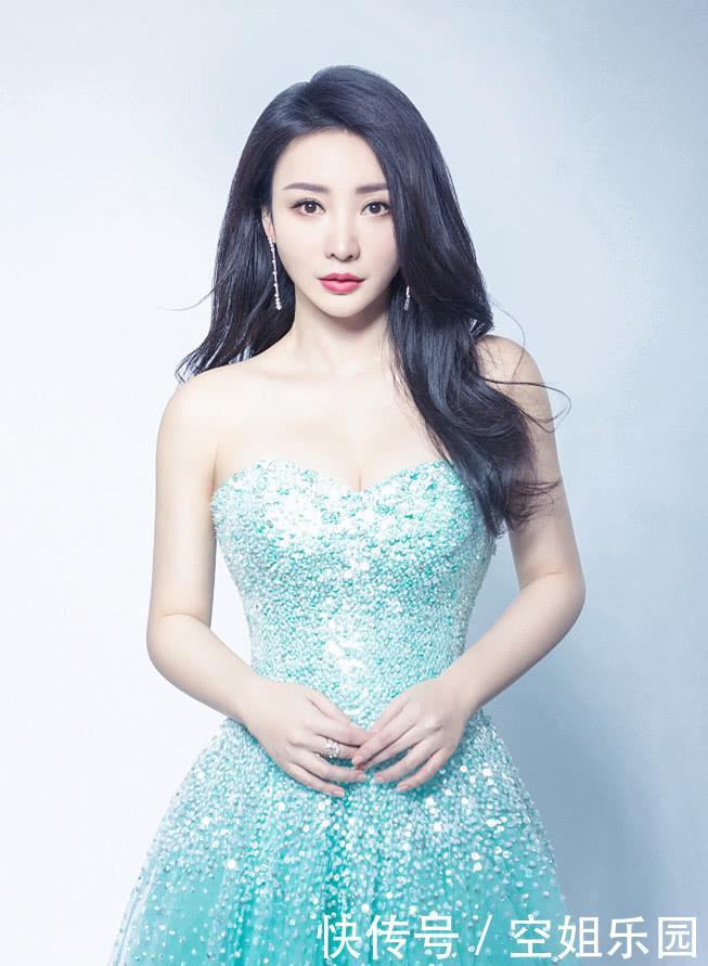 性感女神柳岩的迷人照，图三气质大方，图六果然没让我失望