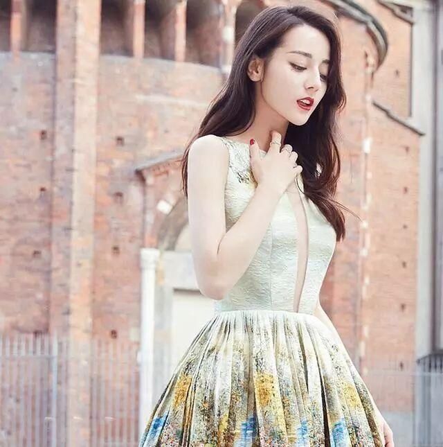 26岁迪丽热巴真厉害，上半身那条缝开得太长了，网友:这身材绝了