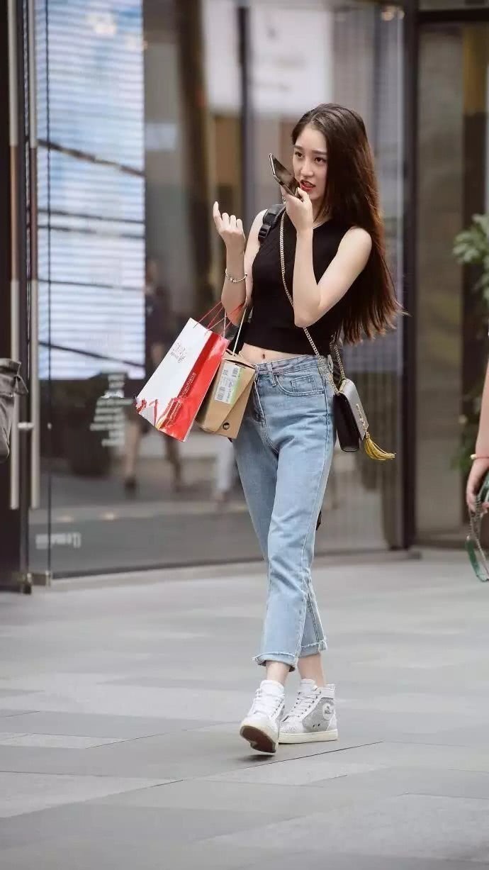 街拍：苗条白皙潮流的小姐姐，搭配上清新美丽好看又时尚！