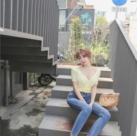 金发|“找别扭”的紧身牛仔裤,金发女神的秀女坐姿,网友:太迷人!