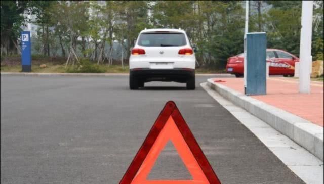  [车道]高速上爆胎，应急车道换胎被扣6分，车主：应急车道是摆设