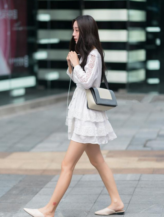 街拍：穿着有气质S曲线身材的小姐姐，清新洋气又可爱！