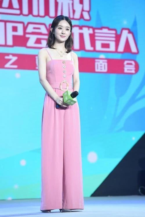 赵丽颖脚踩15cm细针跟,皮肤白气色好,谁怀孕敢这么穿?