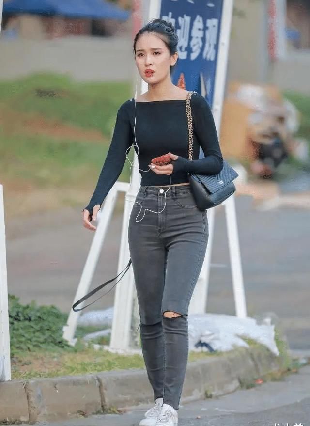  白鞋|牛仔裤美女搭小白鞋, 遮肉又显年轻