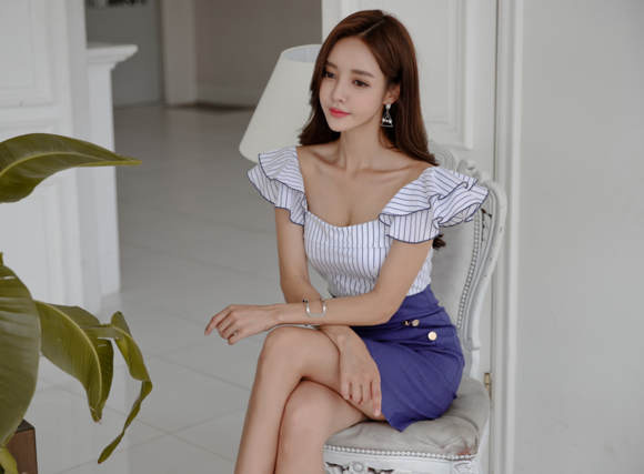 头条女神孙允珠，苜蓿蝴蝶蓝海细浪波纹包臀裙