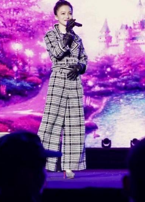 吊带裙只服她!穿到腰间瞬间就没了,网友:蚂蚁腰就是敢露!