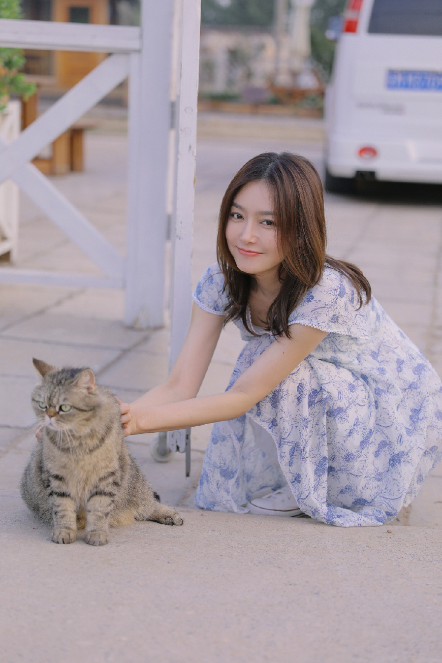 37岁秦岚太惊艳了！一袭黑色长裙配红唇，网友：性感与气场兼得