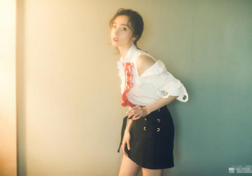 宋茜内衣外穿被小粗腿抢镜,看到胡冰卿,网友:想知道怎么穿上去的