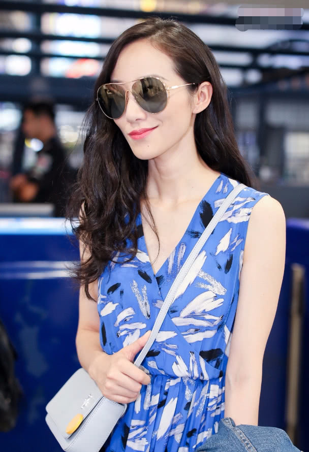 韩雪现身机场，邪魅一笑简直帅炸，没想到女神也能如此霸道总裁！