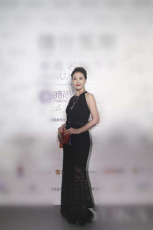 周海媚亮相活动, 粉色毛衣配上一口大黄牙, 网友直呼: 辣眼睛!