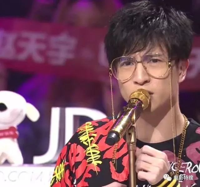 李宇春遭男粉丝强吻引热议,吴青峰四字暗示真相,4处细节让网友