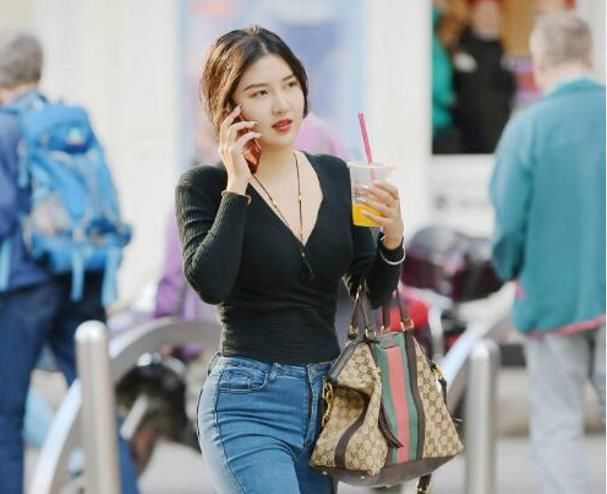 优雅清爽的牛仔裤美女,凸显风韵身姿,走到哪都吸睛