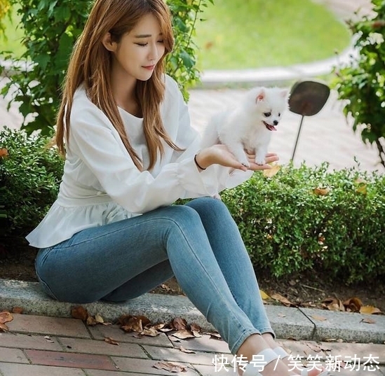 『美女』街拍牛仔裤美女展现出惬意的活力感觉
