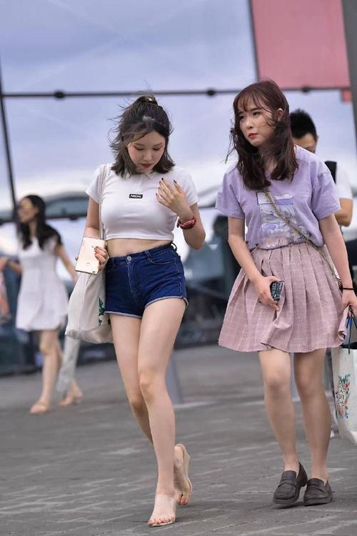 街拍：肚兜式穿搭的美女，“凹凸有致”的好身材，美得闭月羞花！