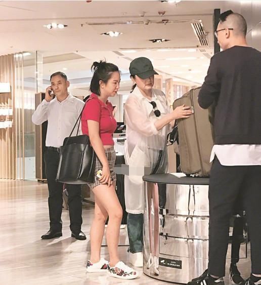 64岁林青霞厉害了！白色T恤搭配牛仔裤显小30岁，网友：不老女神