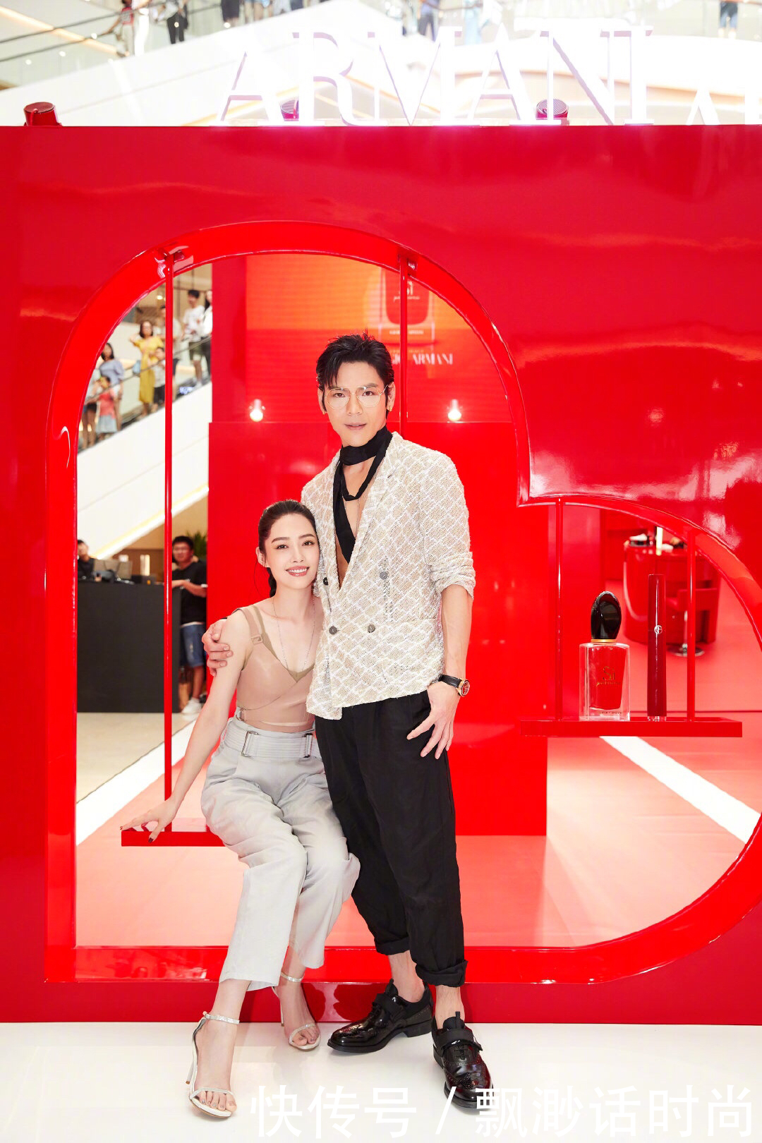 【 向佐】向佐丝巾配西装却有点“娘”，郭碧婷吊带背心配阔腿裤性感霸气