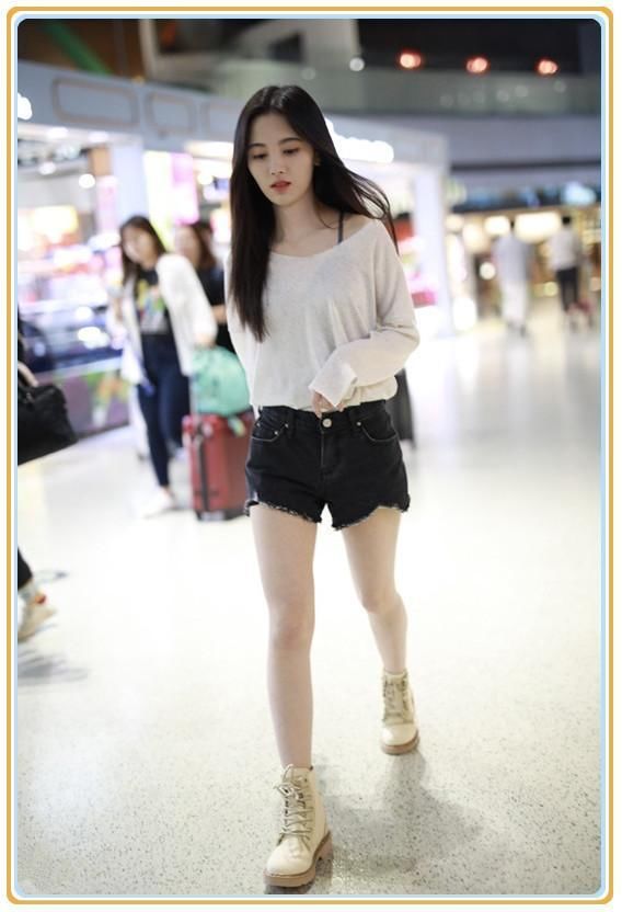 鞠婧祎够狠，穿紧身短裤还要扣四颗扣子，网友：为显腿长真是拼了