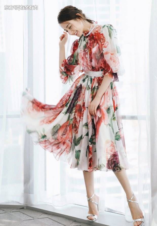 以为穿碎花裙没有人超过迪丽热巴，看到陈乔恩，才知道人外有人!