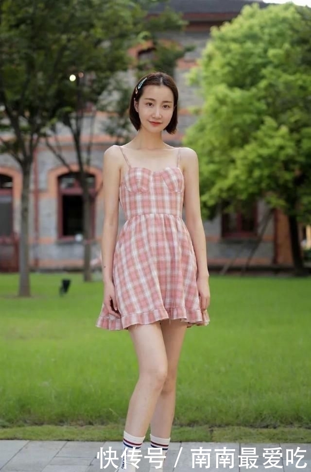 『蓝色』蓝色紧身牛仔裤搭配高筒靴,穿一件亮银色皮衣更是帅气感十足