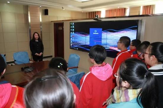 忻州师院附中学生到河曲法院参观学习