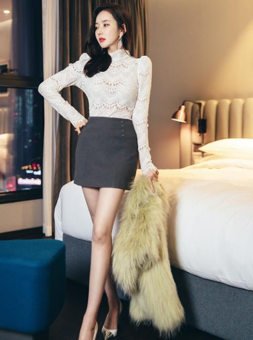皮草|李妍静,一件白色上衣配黑色短裙外搭毛绒皮草