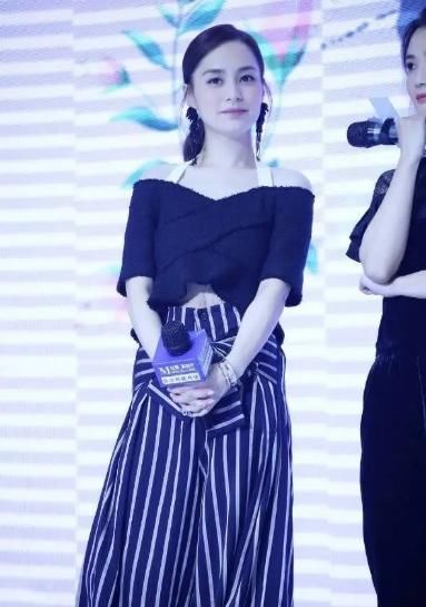  『呈现的更』阿娇终于穿对了，黑色V领连衣裙至少显瘦10斤，终于信是110斤了