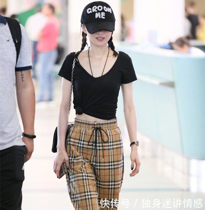 杨颖和林允儿，同穿拖鞋凹造型，网友时髦达人和买菜大嫂的差距