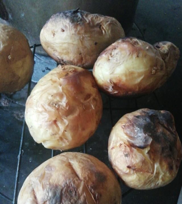 西北人冬天最惬意的享受（烤洋芋.罐罐茶）