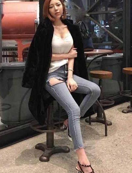 女人怎样穿紧身裤都不会错，穿身上舒服凉爽，展现女性婀娜身形