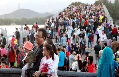 和中国交好后,黄金周赴日旅游的国人激增,当地人直言:多多益善