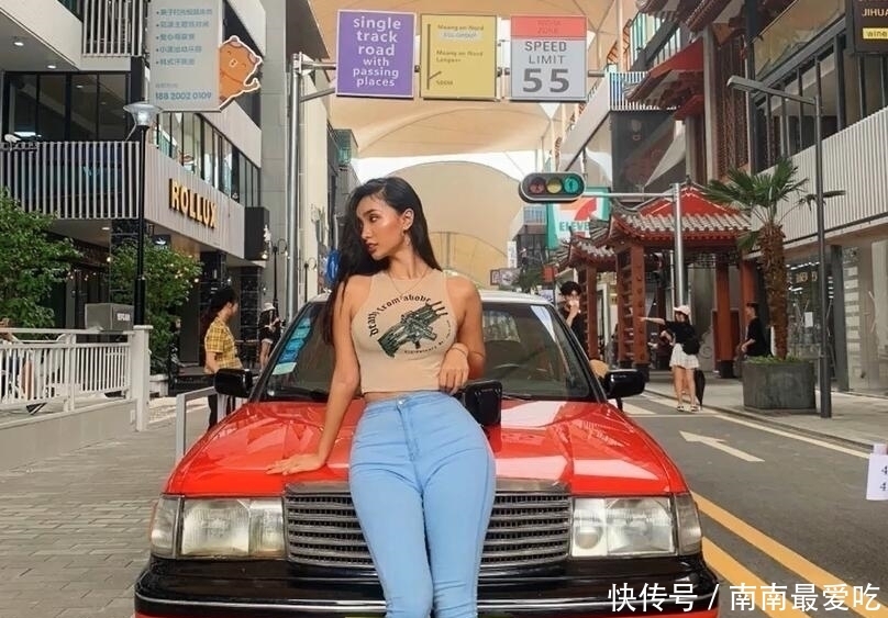 比例:健身网红与紧身牛仔裤结合,感受到欧美式的身材比例