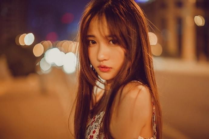 清纯碎花裙美女深夜街拍性感写真图片