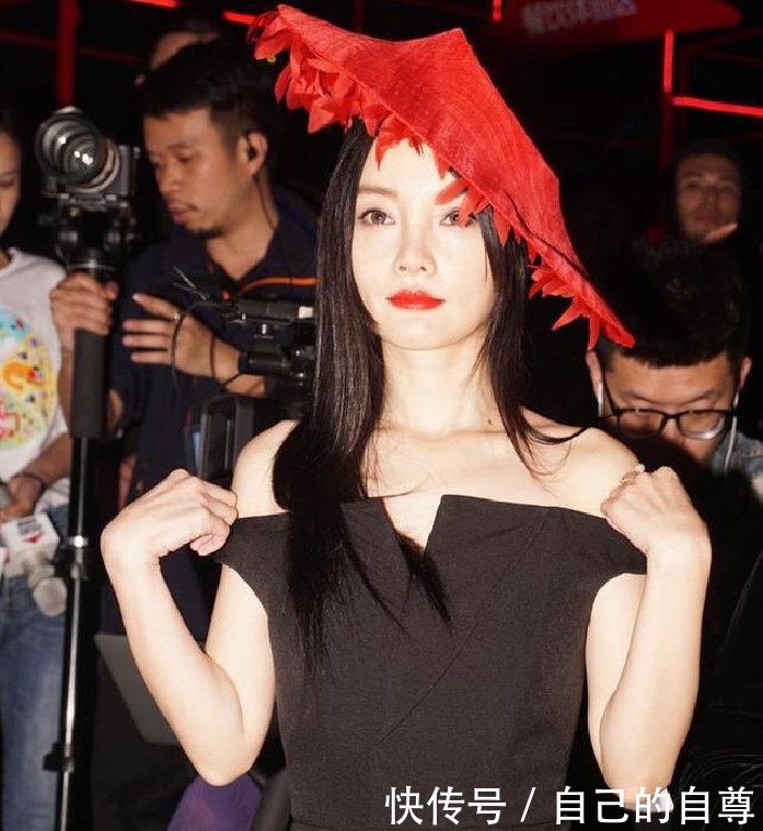 李小璐真敢穿，一件纯黑色的连衣裙演绎贵妇时尚