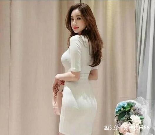 紧身包臀裙小姐姐，紧身勾勒出迷人的线条，很招人喜欢！