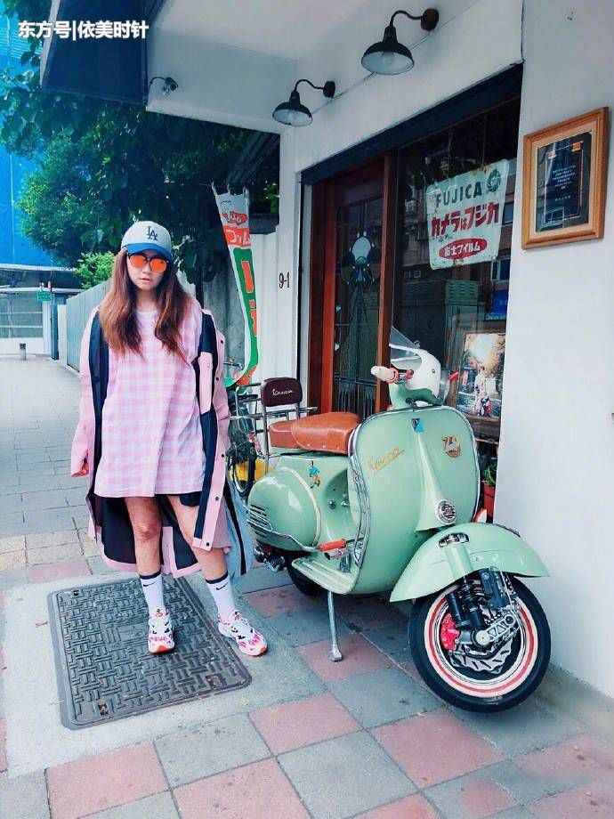 任家萱长发披肩,身穿素色长裙依旧美如画,面对镜头的心态真好