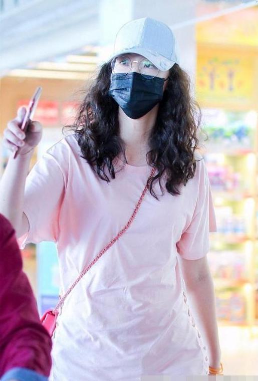 惠若琪的腿已经够长了, 穿超短裤还要两边开叉, 网友: 逼死普通女