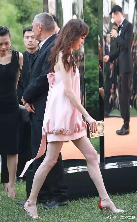 唐嫣VS迪丽热巴，连衣裙美 还是短裤好看？