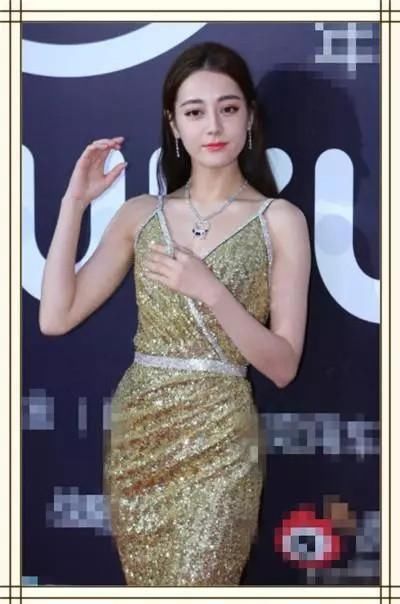 女星穿深V裙就是暴露身材的好时候，连短发的焦俊艳宁静都超美!