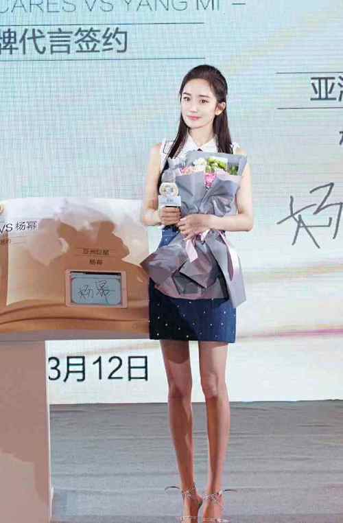 杨幂总算换高跟鞋，但要踮起脚尖走路，网友：大腿更完美