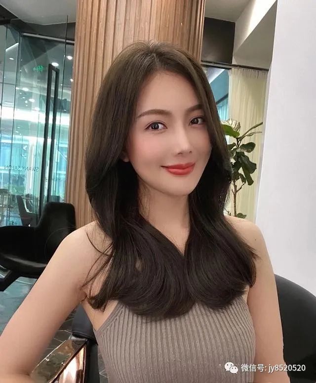  女人@最近很火“春天烫”，显瘦又女人味十足！