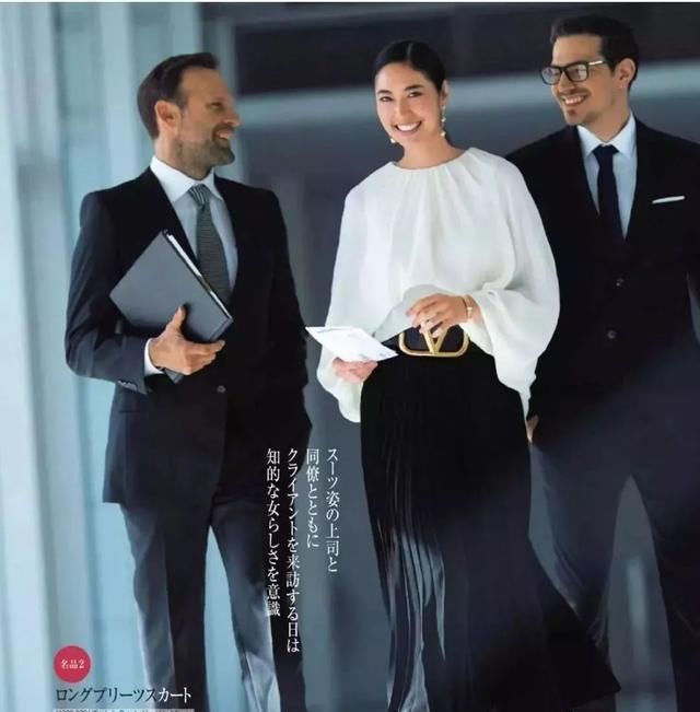  「时髦」2020春天穿“百褶裙+平底鞋”,时髦得毫不费力!