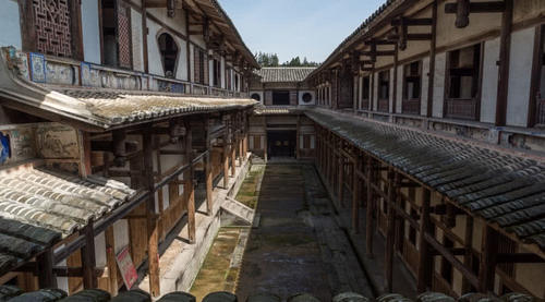 福建深山藏着神秘城堡，漂浮沼泽上百年之久，无人居住却没蜘蛛网