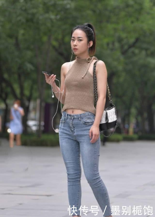 「针织」路人街拍,靓女身材玲珑有致,牛仔裤搭配针织背心,别有一番风味